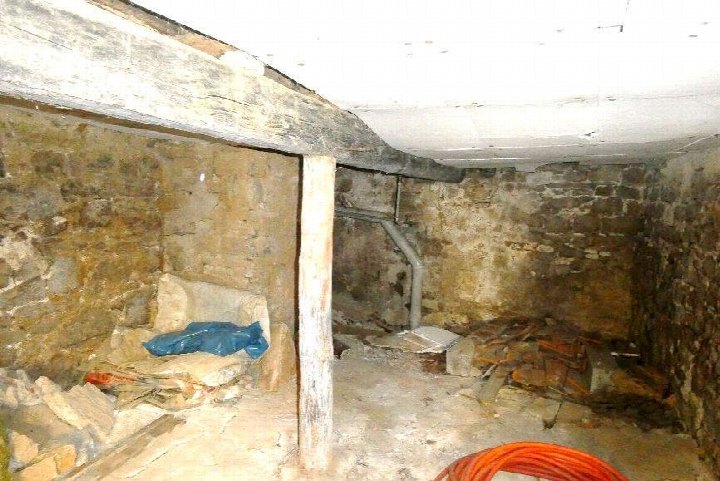 Keller mit Steinmauern, Holzbalken, Betonboden, Rohren und Baustoffresten, Lange Straße 8, Bad Mergentheim