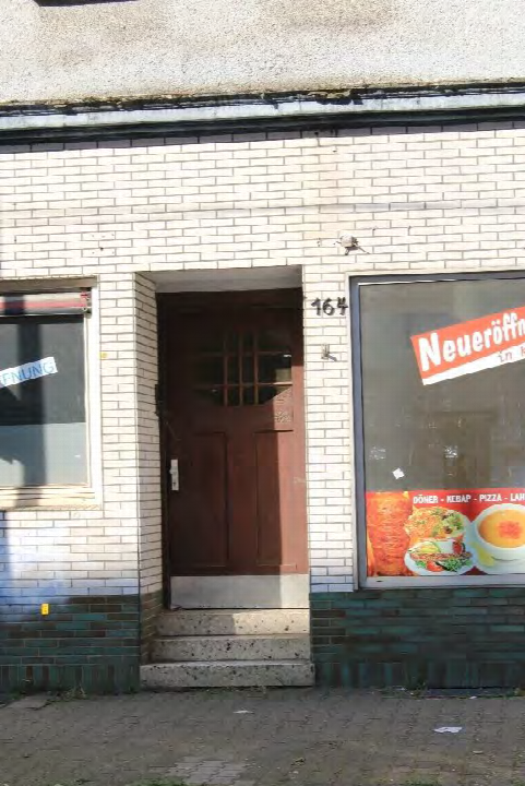 Eingangsbereich eines Wohn-/Geschäftshauses mit Holztür, Stufen und Fenstern; Hausnummer 164, Bochumer Straße, Gelsenkirchen