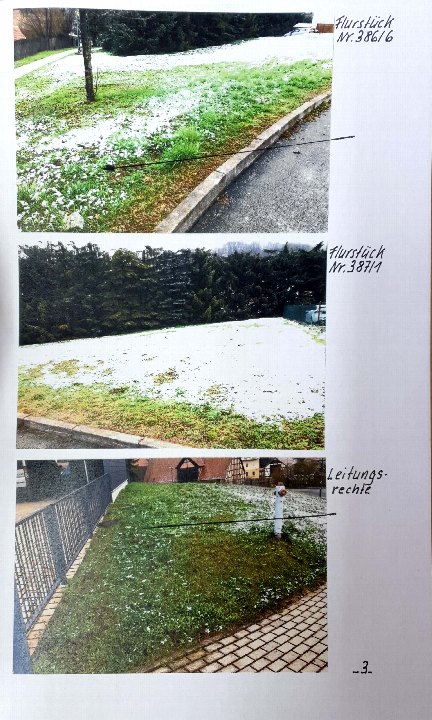 Drei Fotografien eines Grundstücks mit Rasen, vereinzeltem Schnee, einem Gehweg und einem Hydranten, beschriftet mit Flurstücknummern und Leitungsrecht