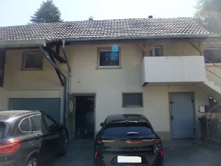 Gebäude mit offener Garage und zwei geparkten Autos vor der Einfahrt, Schallengasse 3, Bonn