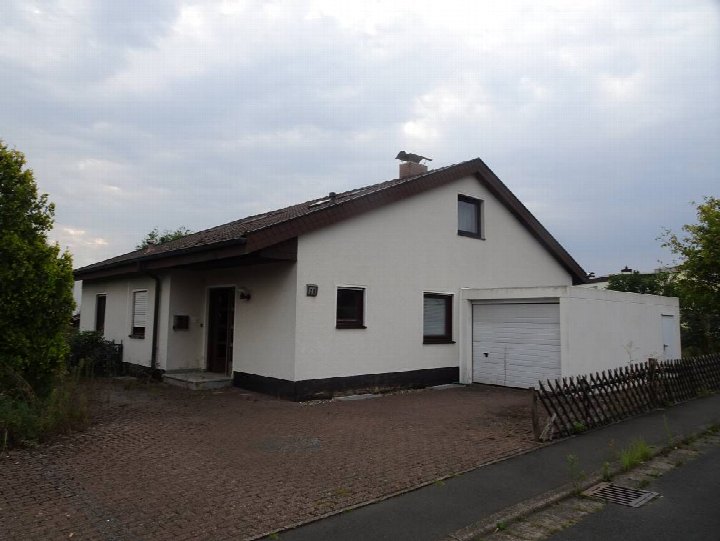 Einfamilienhaus in Vellmar, Friedrichsstr. 32-34, mit Eingang, Garage und Kiesvorplatz, Ansicht von vorne