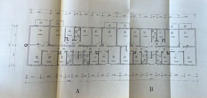 Grundriss zweier Wohnungen mit Räumen, Küchen, Bädern und Maßangaben, bezeichnet als A und B