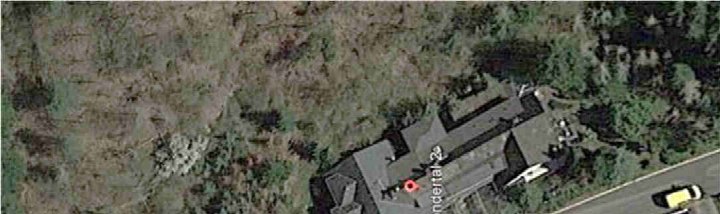 Luftbildansicht eines Grundstücks in Koblenz, Kondertal, mit umgebender Vegetation und Straße, roter Markierungspunkt auf dem Gebäude