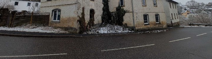 Seitenansicht eines Wohn-/Geschäftshauses in Virneburg, Hauptstraße 14, mit verwitterter Fassade, Efeu und Schnee am Straßenrand