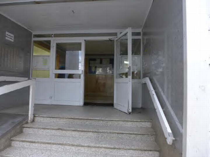 Eingangsbereich mit Stufen, Geländern und weißer Doppeltür mit Glasflächen zu einer Eigentumswohnung in Dietzenbach