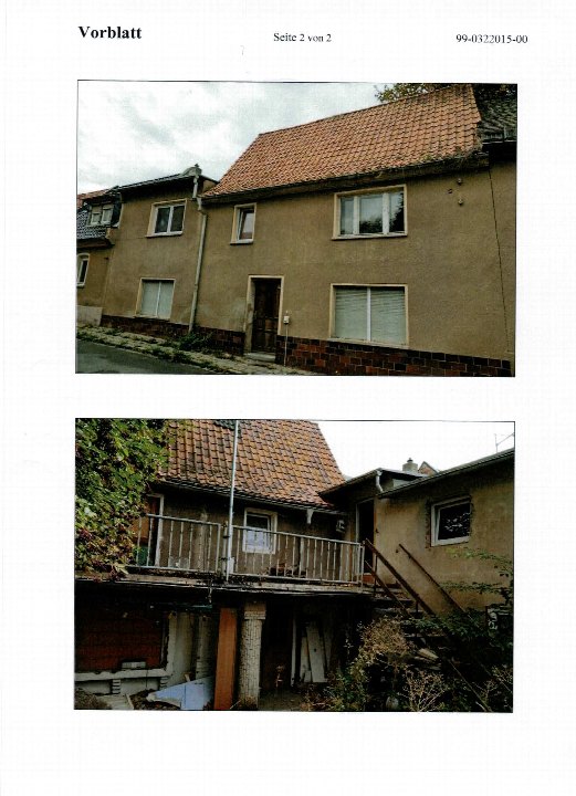 Fassade eines Einfamilienhauses mit Ziegeldach, Fenstern und Eingangstür; darunter eine Seitenansicht mit Balkon und Außentreppe