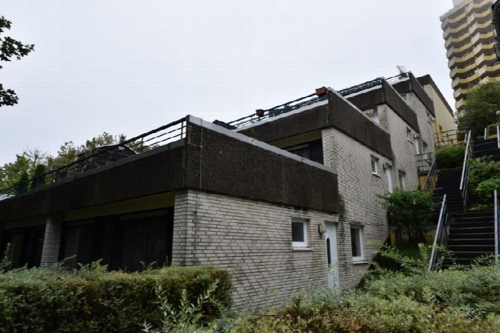 Seitenansicht eines mehrstöckigen Wohngebäudes mit Ziegelmauerwerk, Balkonen und Außentreppe in Braunlage, Am Kurpark 3