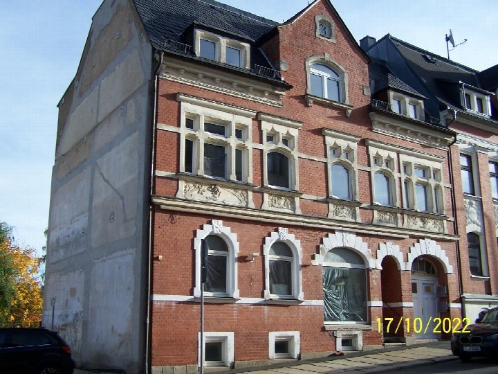 Fassade eines mehrstöckigen Backsteinhauses mit geschwungenen Fenstern und Verzierungen, R.-Breitscheid-Straße 7, Falkenstein