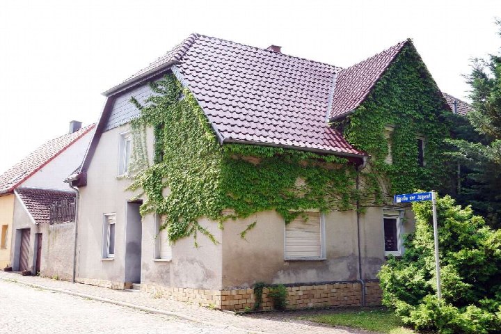 Einfamilienhaus mit Ziegeldach und Efeubewuchs an der Fassade, Straße der Jugend 1, Großrudestedt