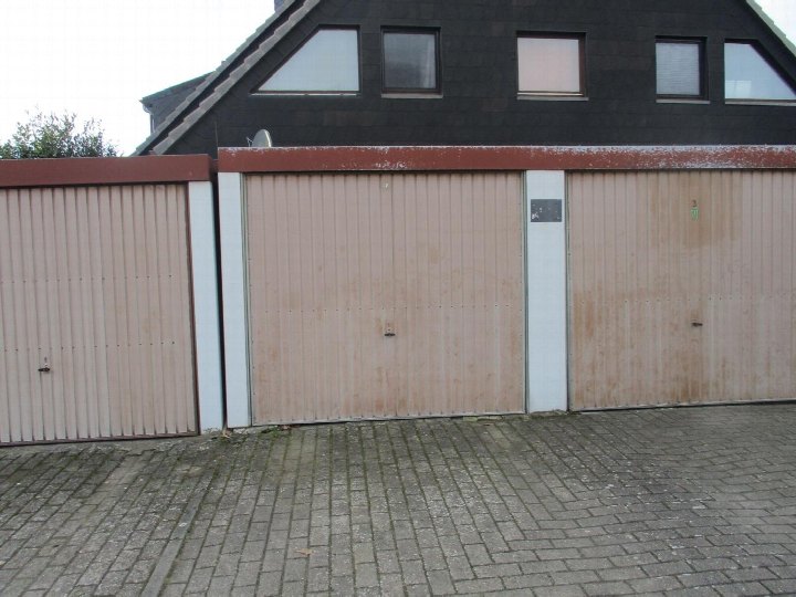 Drei Garagen mit befestigtem Vorplatz vor einem Reihenhaus in Stuhr, Weizenweg