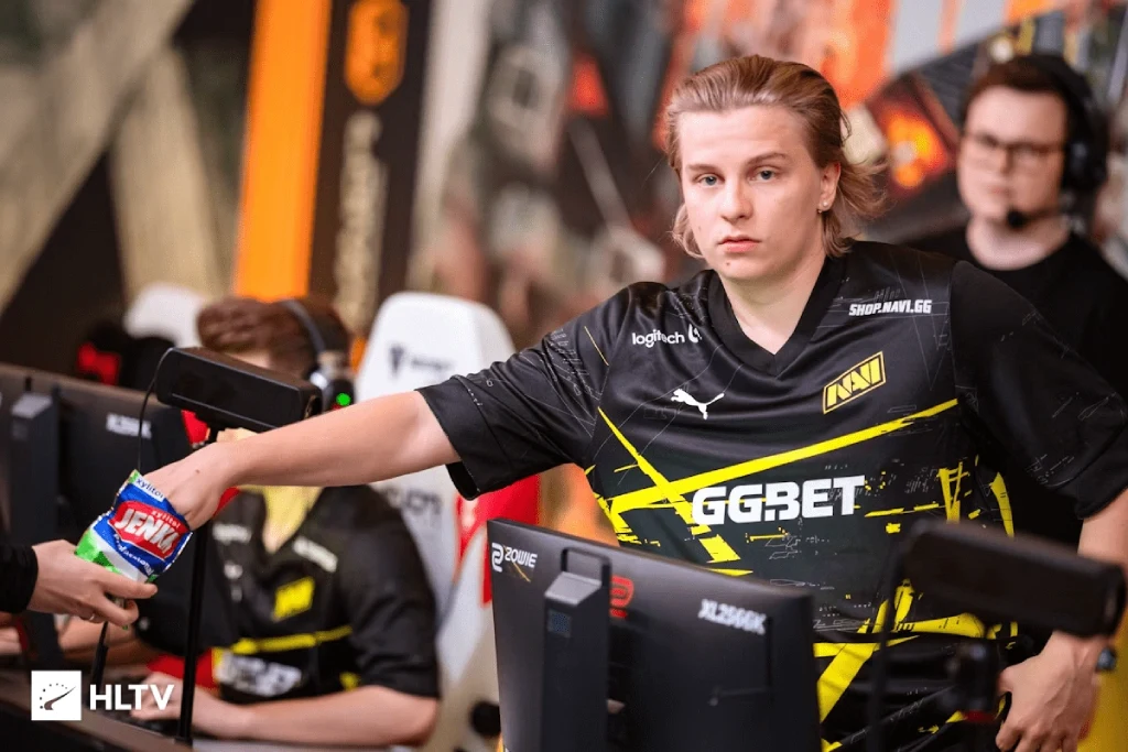 Игрок NaVi берёт перекус во время матча на PGL Copenhagen 2024