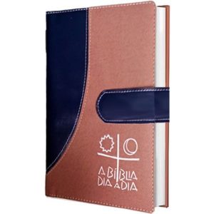 BÍBLIA DIA A DIA 2026 - LUXO - CASTANHO/AZUL (LINGUETA)