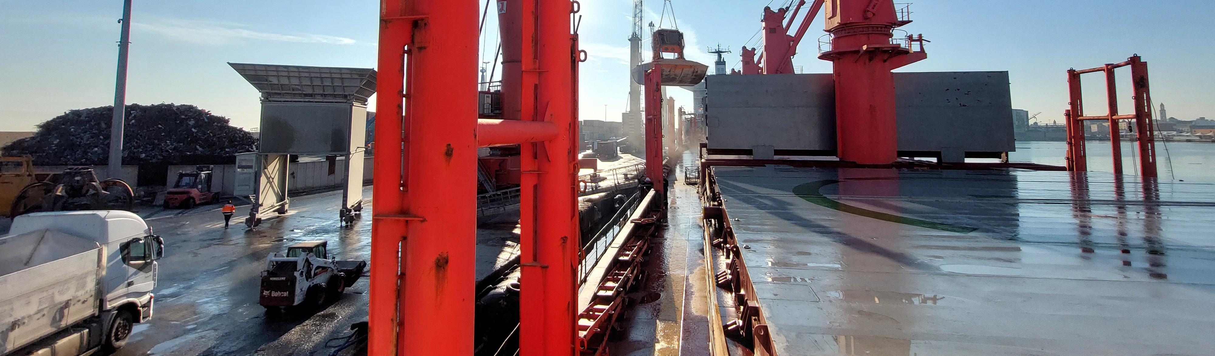 GAFTA discharge supervision. Discharge of cargo by shore crane to trucks