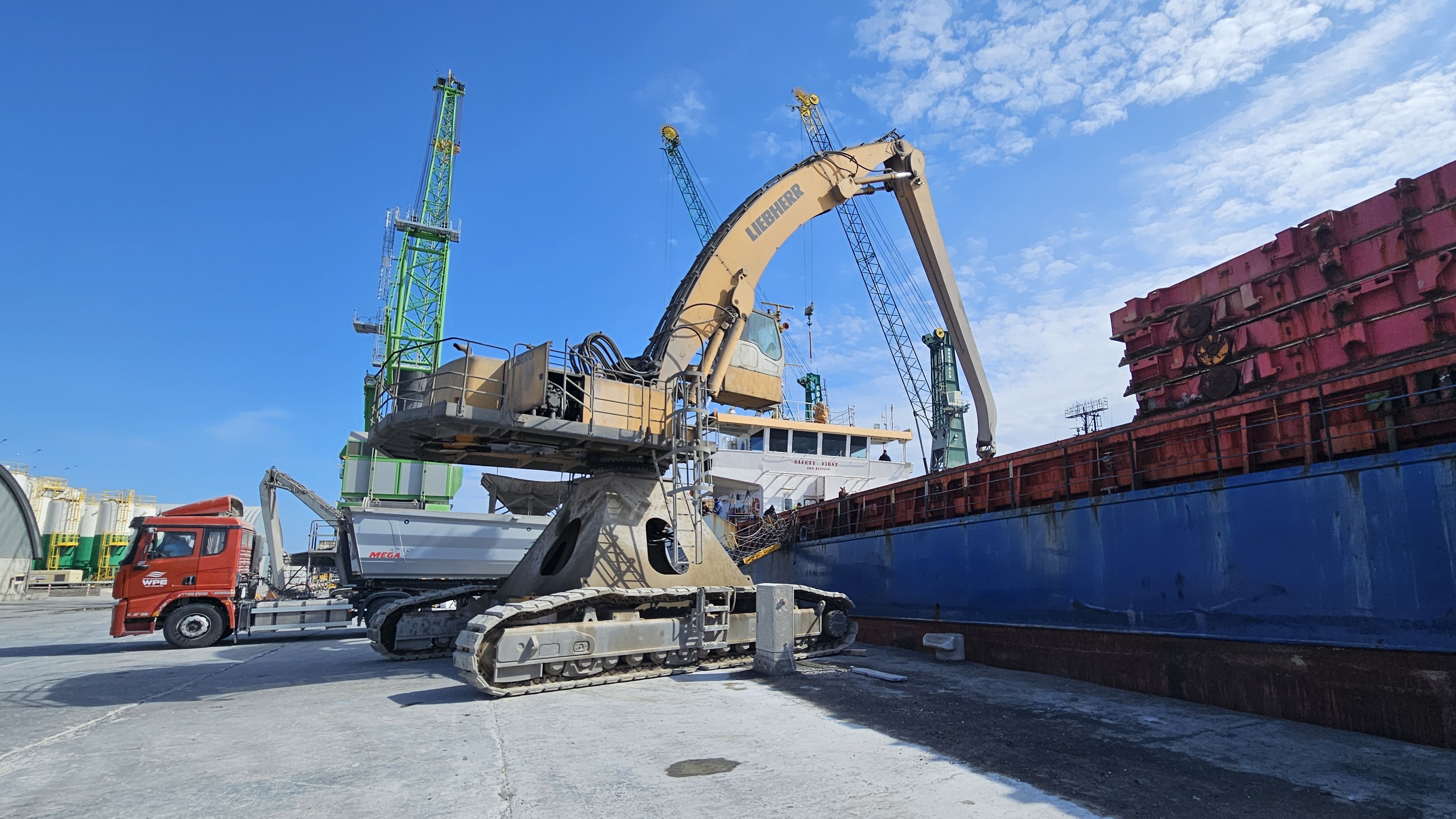 Loading of vessel by mobile loader with grab