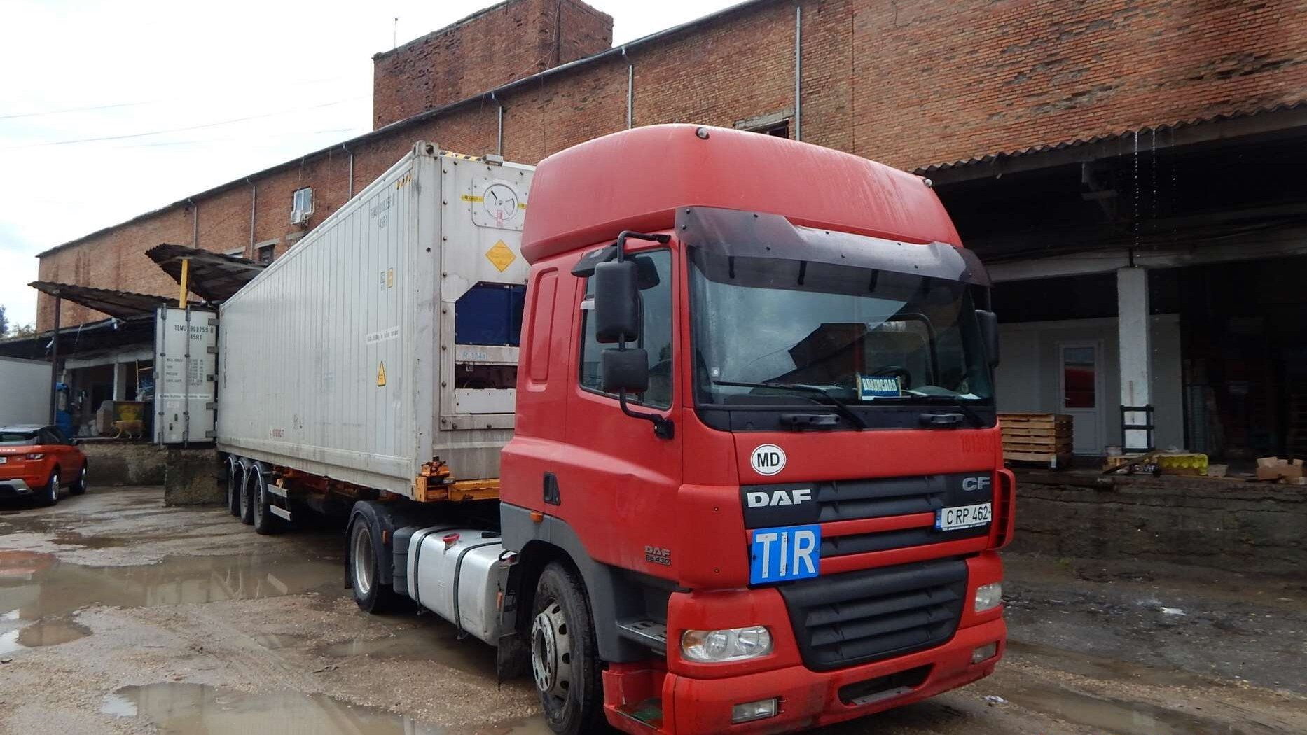 Inspection of container with allegedly damaged bananas