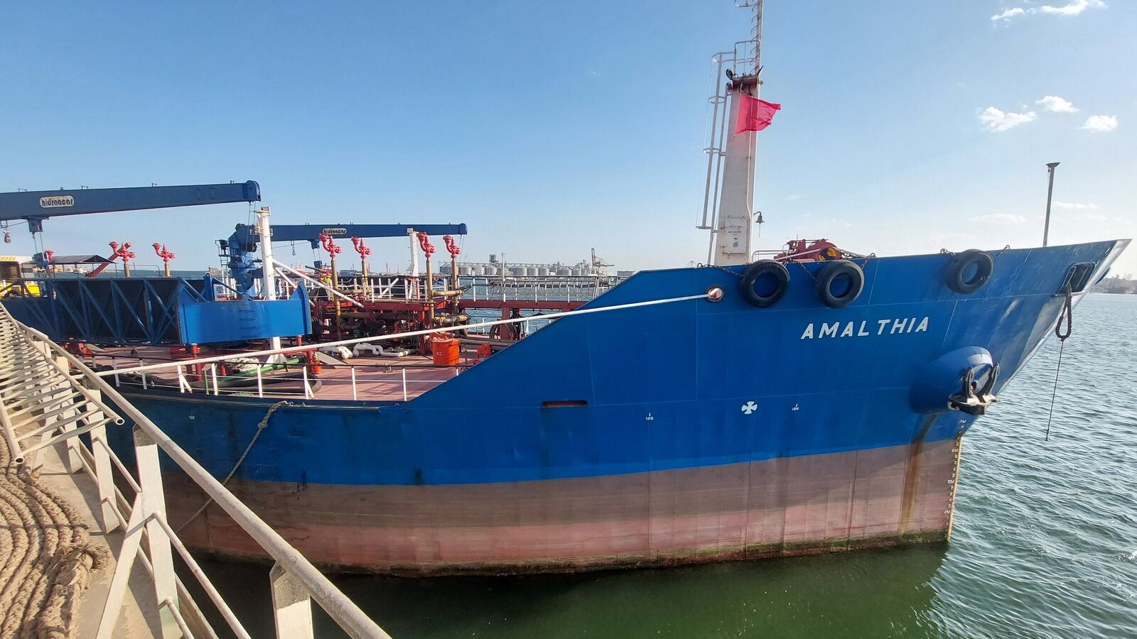 Supplying barge alongside the supplied vessel