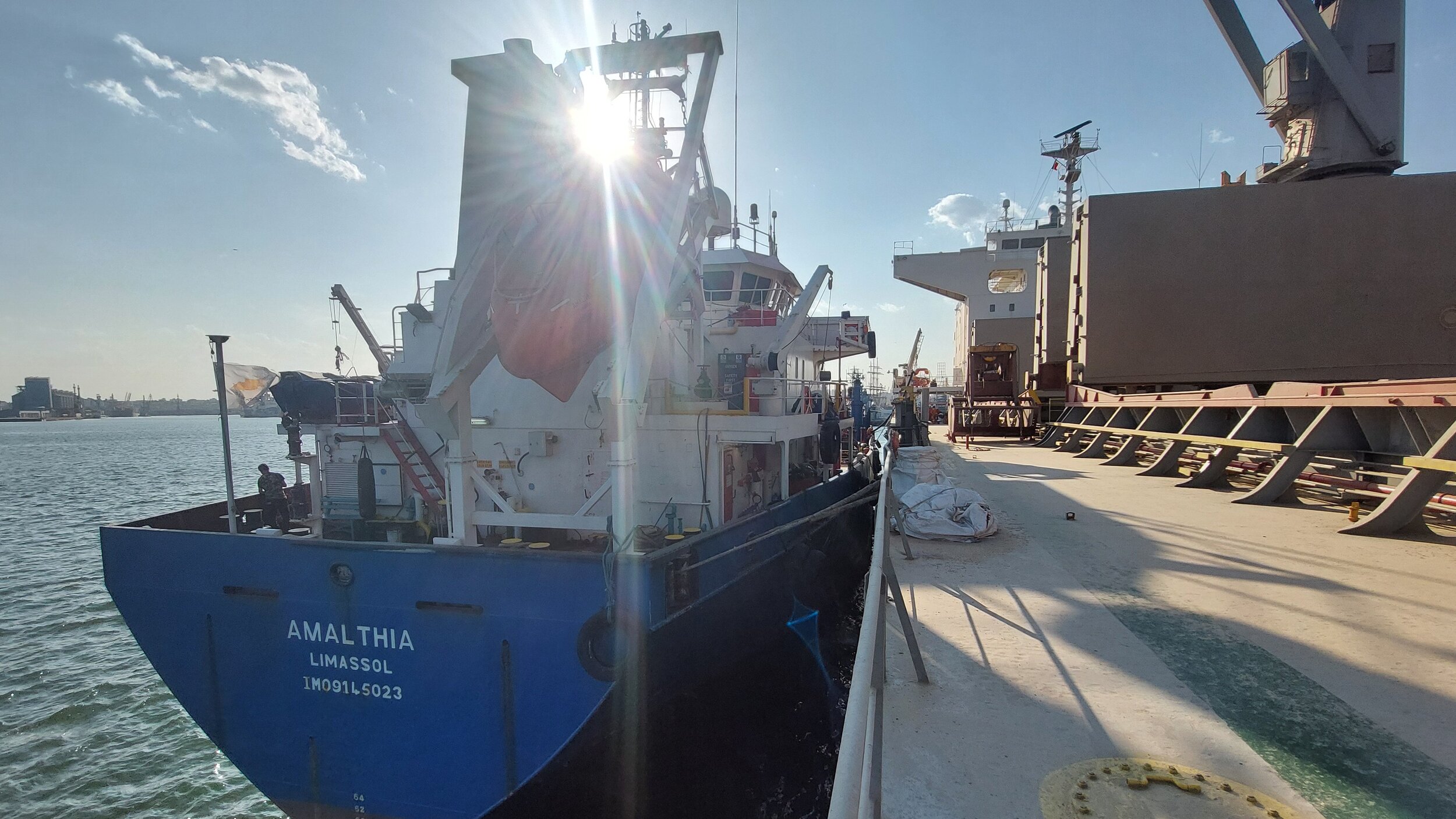 Supplying barge alongside the supplied vessel