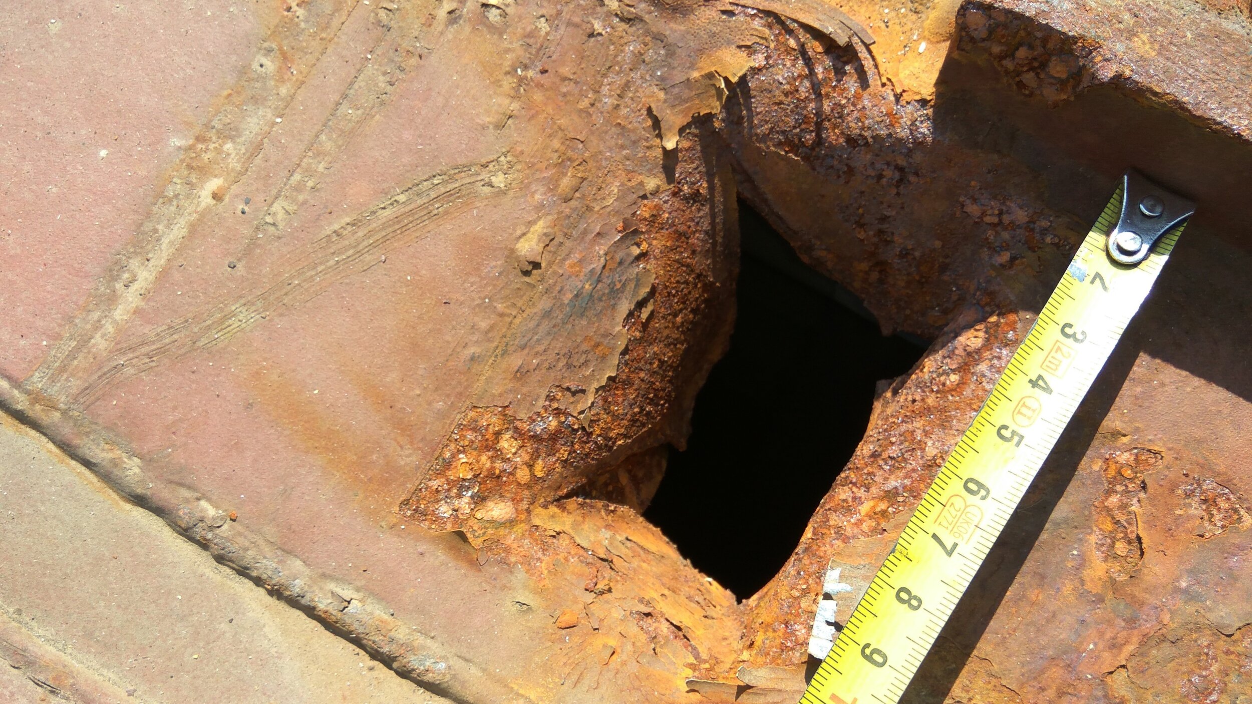 Damage to container. Hole at the top of container. Measurement of hole dimensions