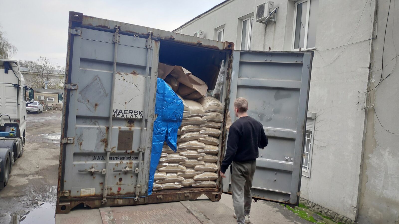 Containers. Opening of the container. Alleged wet damage to cargo