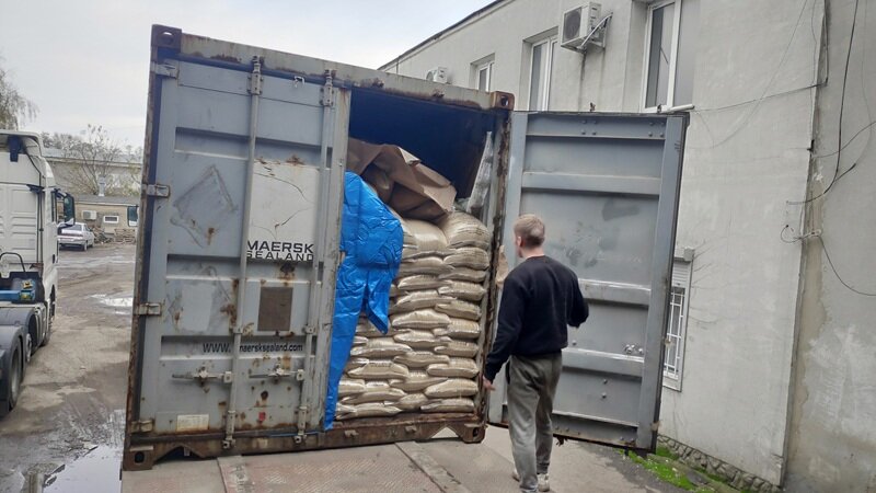Opening of container. Cargo allegedly wetted during transportation