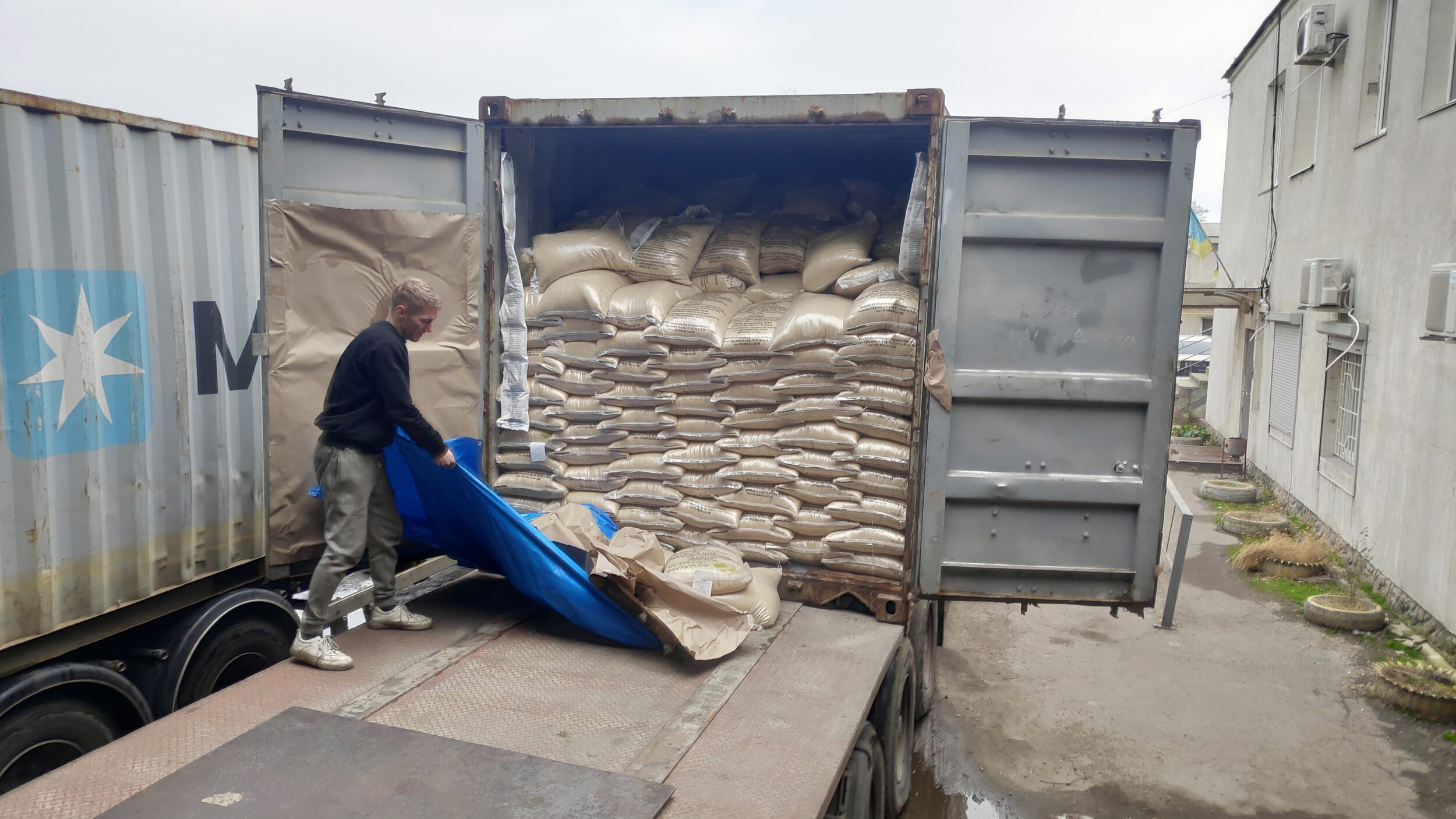Containers. Opening of the container. Alleged wet damage to cargo