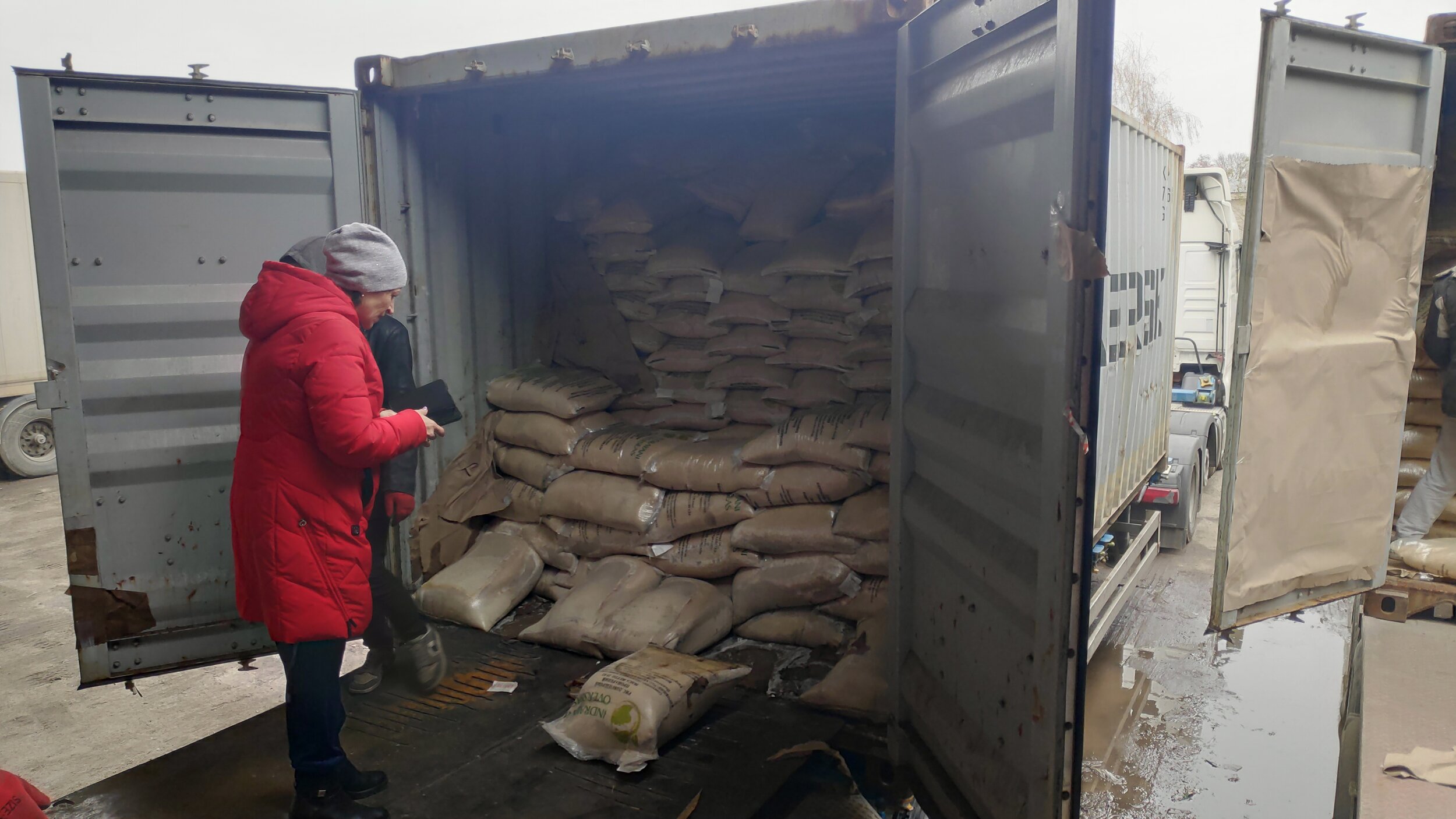Containers. Opening of the container. Alleged wet damage to cargo