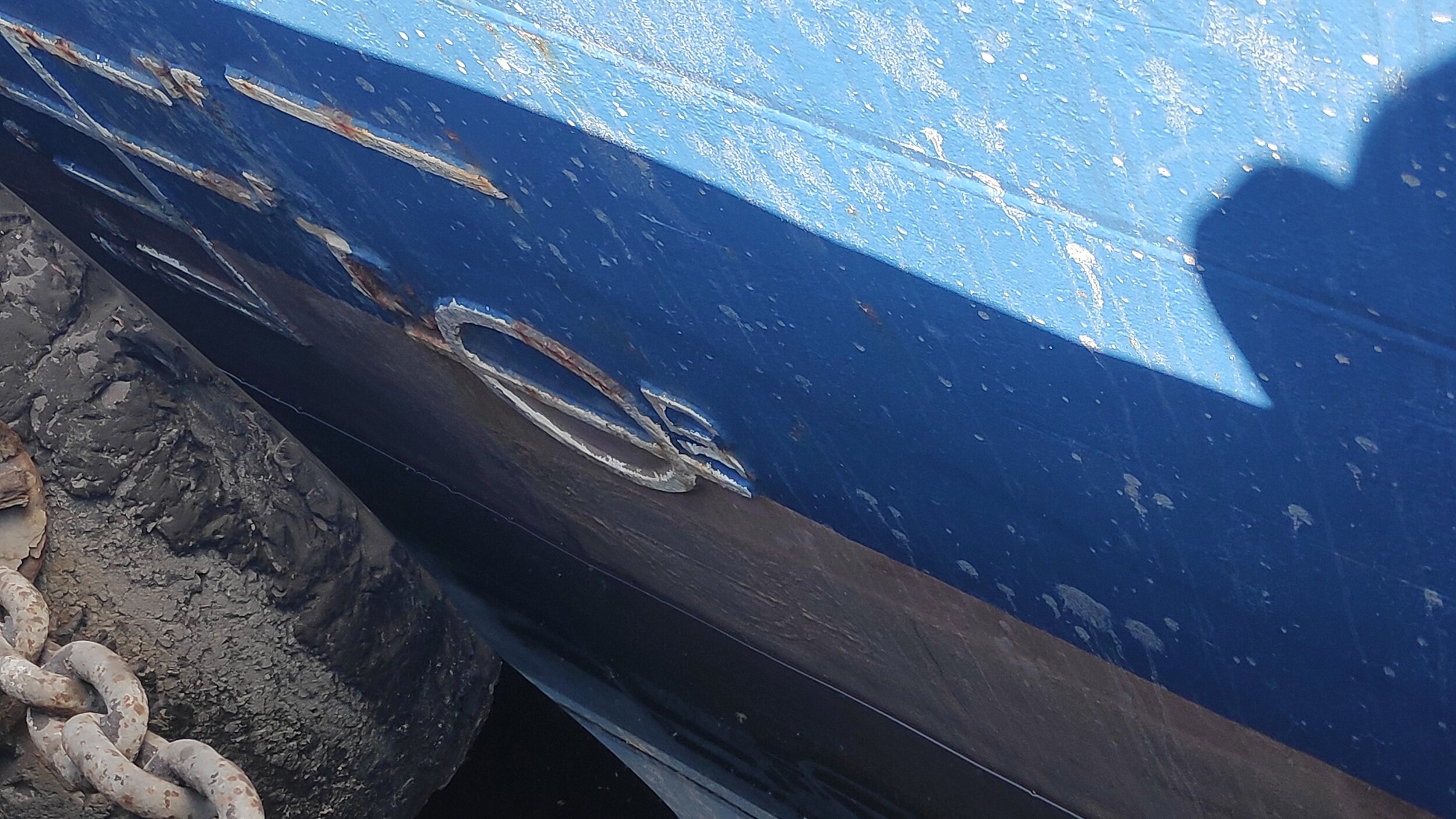 Lack of draught marks at the middle, draught reading from load line mark