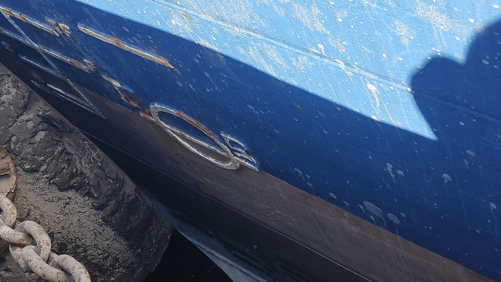 Lack of draught marks at the middle, draught reading from load line mark