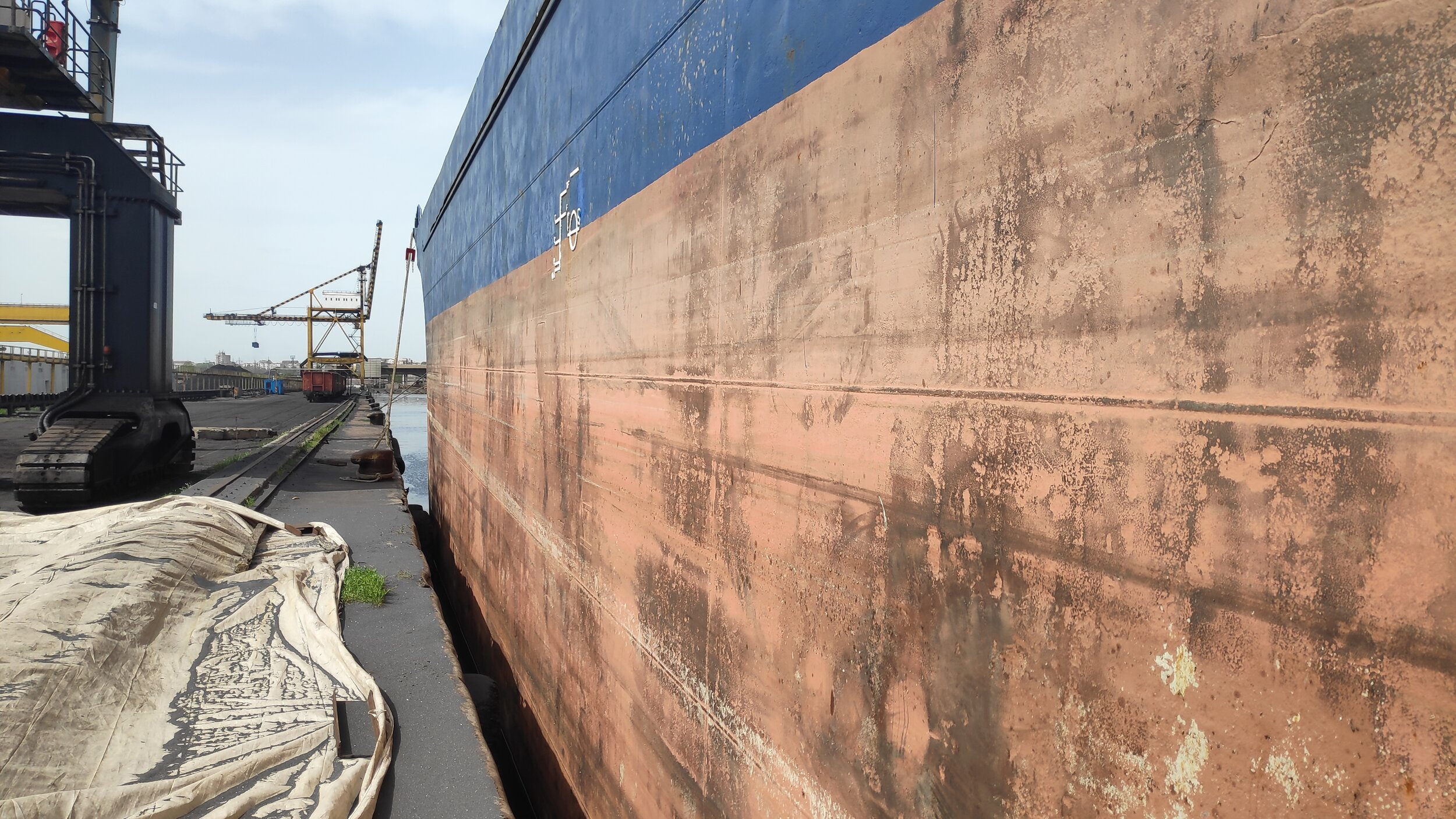 Lack of draught marks at the middle, draught marks to be measured from load line mark