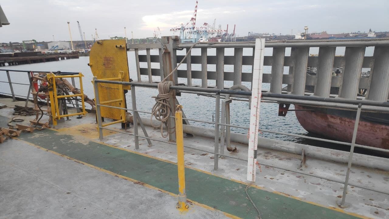 Manometer on main deck at midship for intermediate draught readings