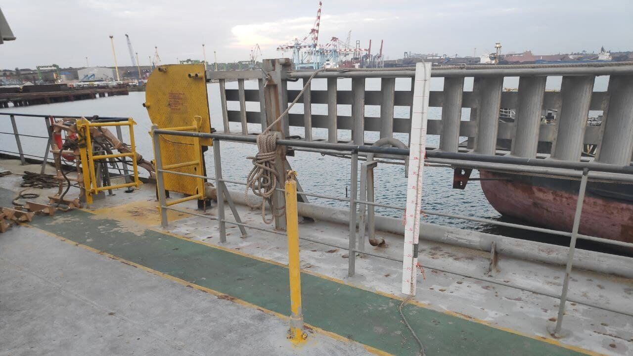 Manometer on main deck at midship for intermediate draught readings
