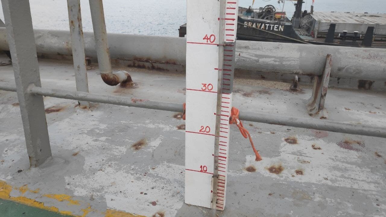 Arrangement of manometer at the middle with hose ends at PS & SS