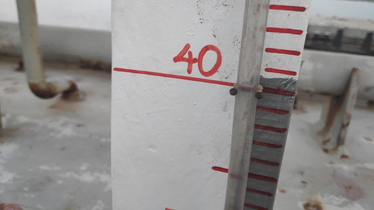 Readings of manometer arranged at the midship