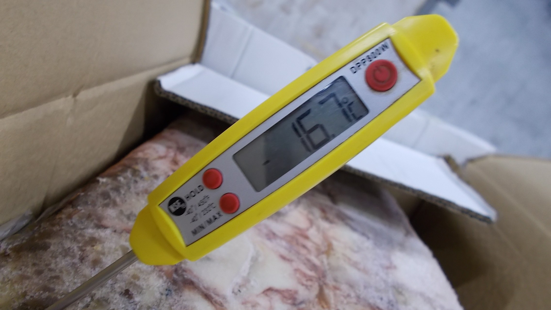 Random inspection of boxes with allegedly damaged frozen cargo. Temperature measurement