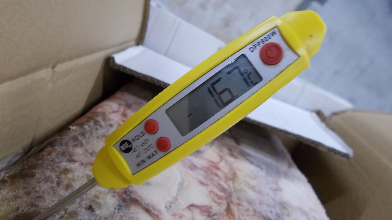 Random inspection of boxes with allegedly damaged frozen cargo. Temperature measurement