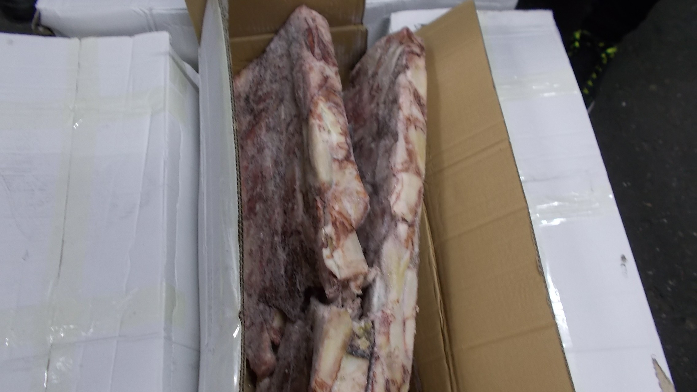 Random inspection of boxes with allegedly damaged frozen cargo. Visual condiotn