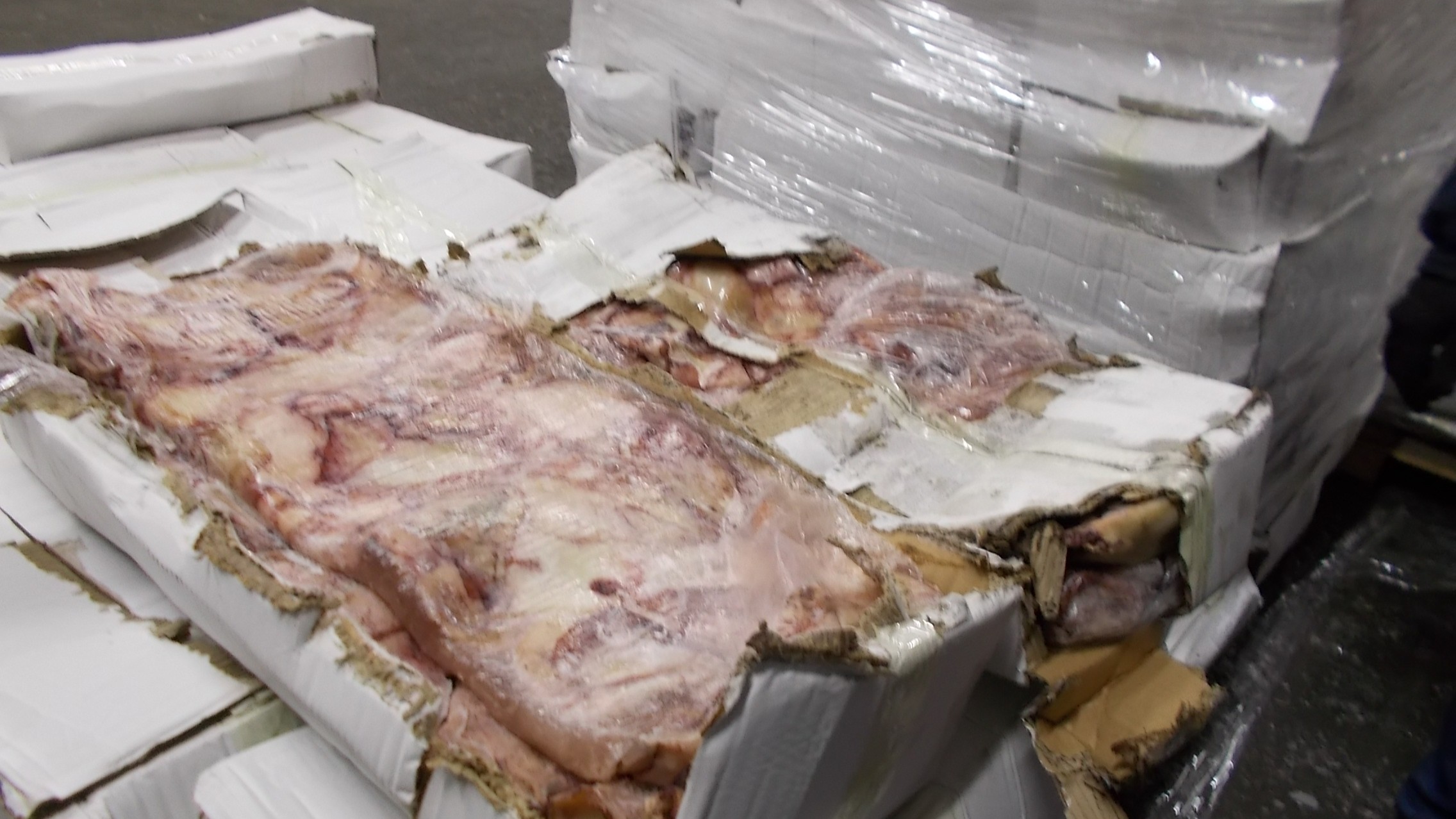 Random inspection of boxes with allegedly damaged frozen cargo. Visual condiotn