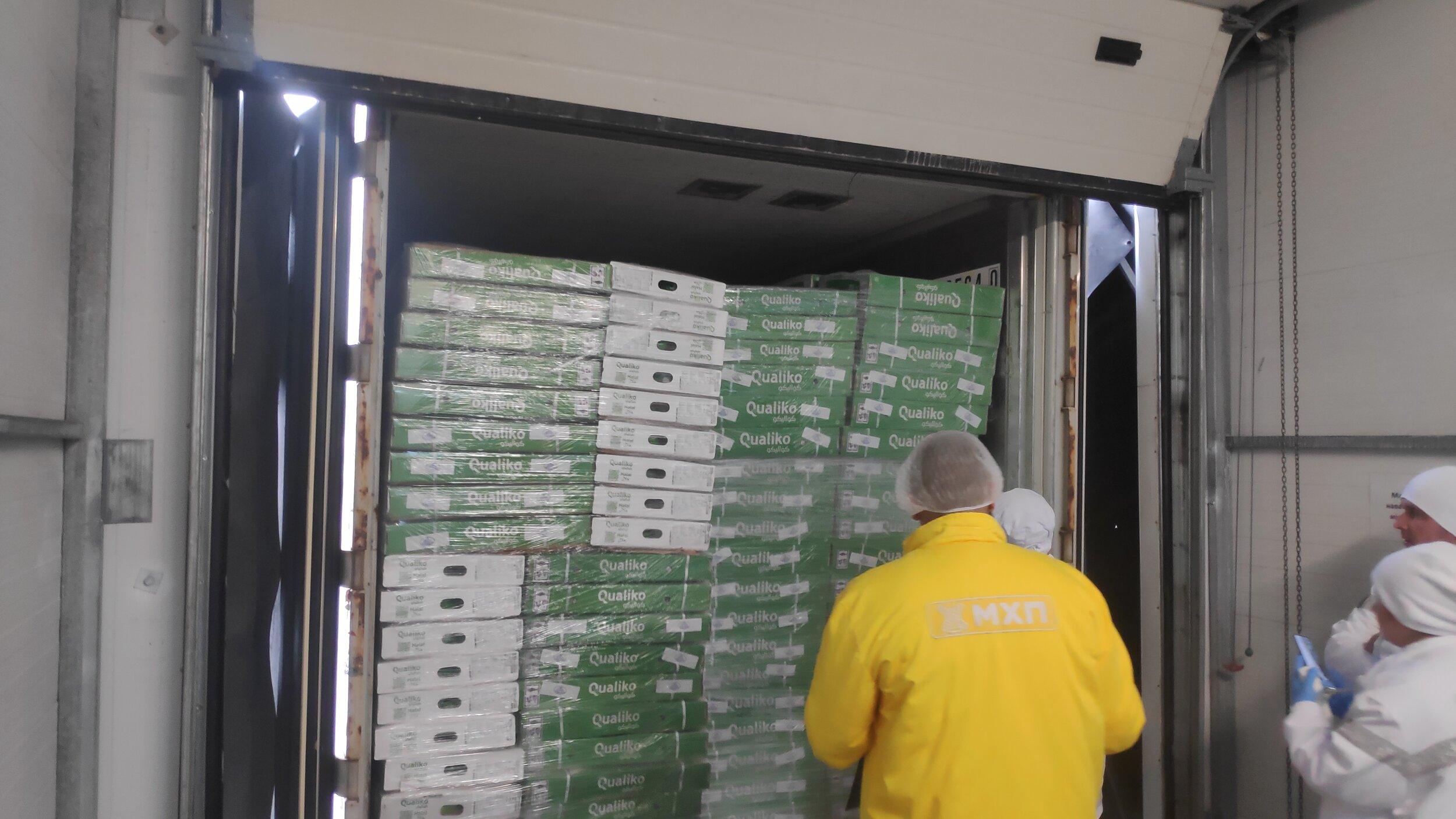 Opening of the container with allegedly damaged frozen cargo