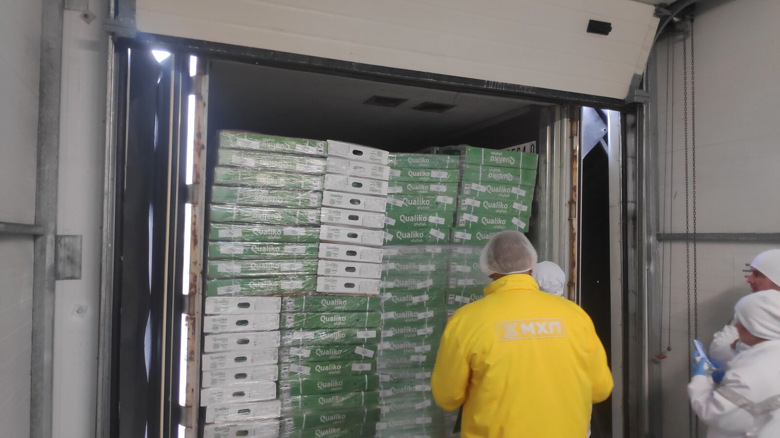Opening of the container with allegedly damaged frozen cargo