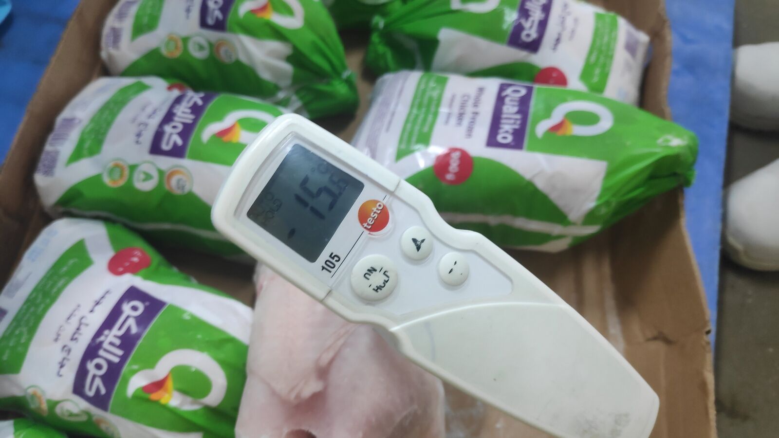 Random inspection of boxes with allegedly damaged frozen cargo. Temperature measurement