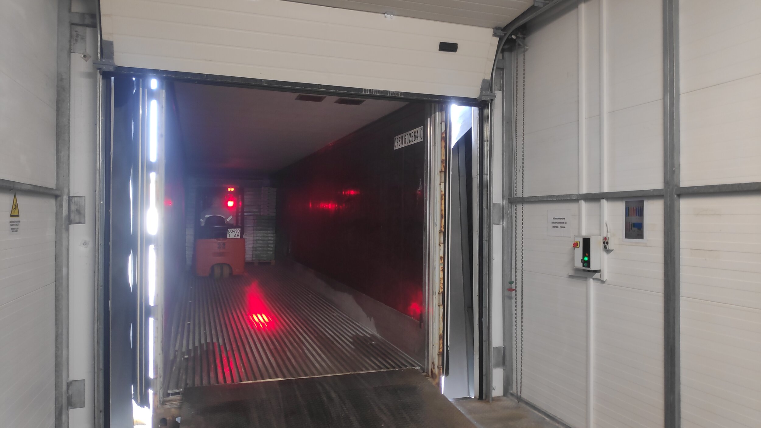 Discharging of container by forklift