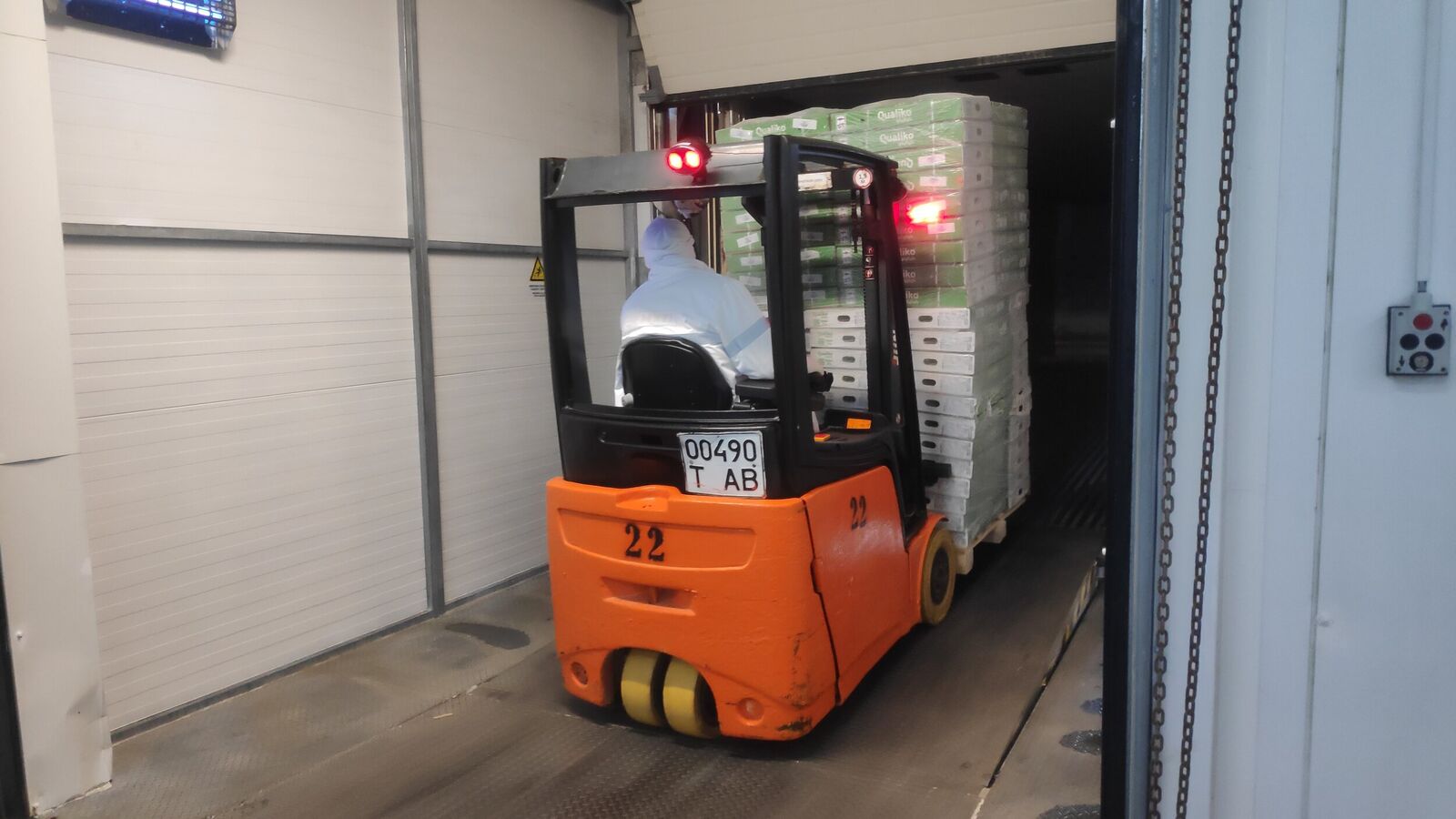 Discharging of container by forklift
