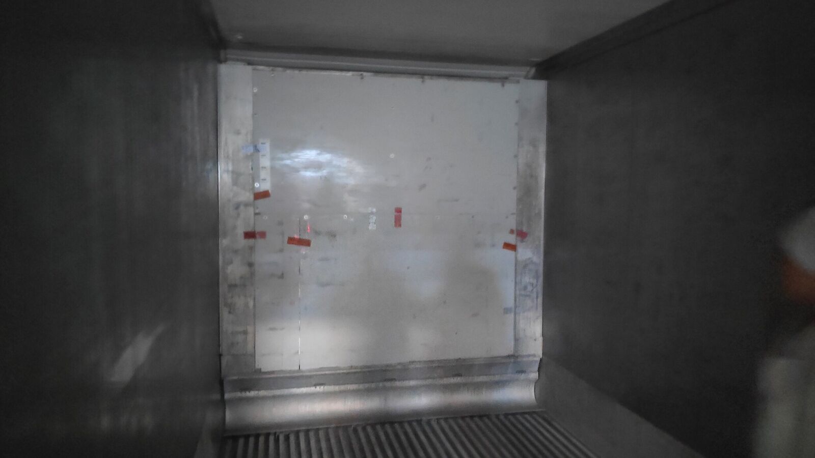 Inspection of empty container after discharging of allegedly damaged frozen cargo