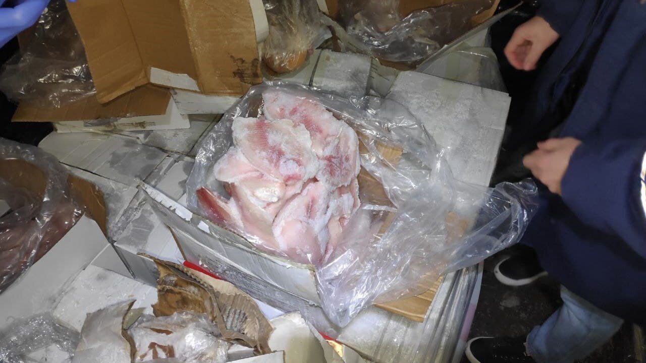 Random inspection of boxes with allegedly damaged frozen cargo. Visual condiotn