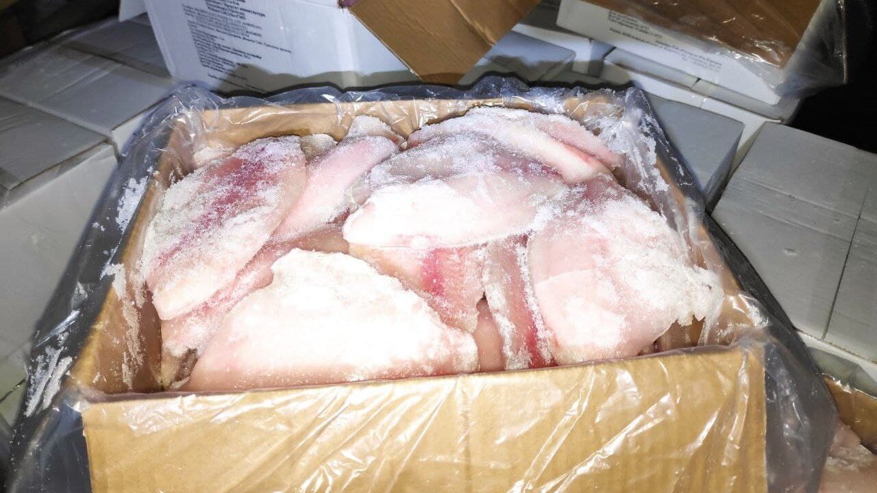 Random inspection of boxes with allegedly damaged frozen cargo. Visual condiotn