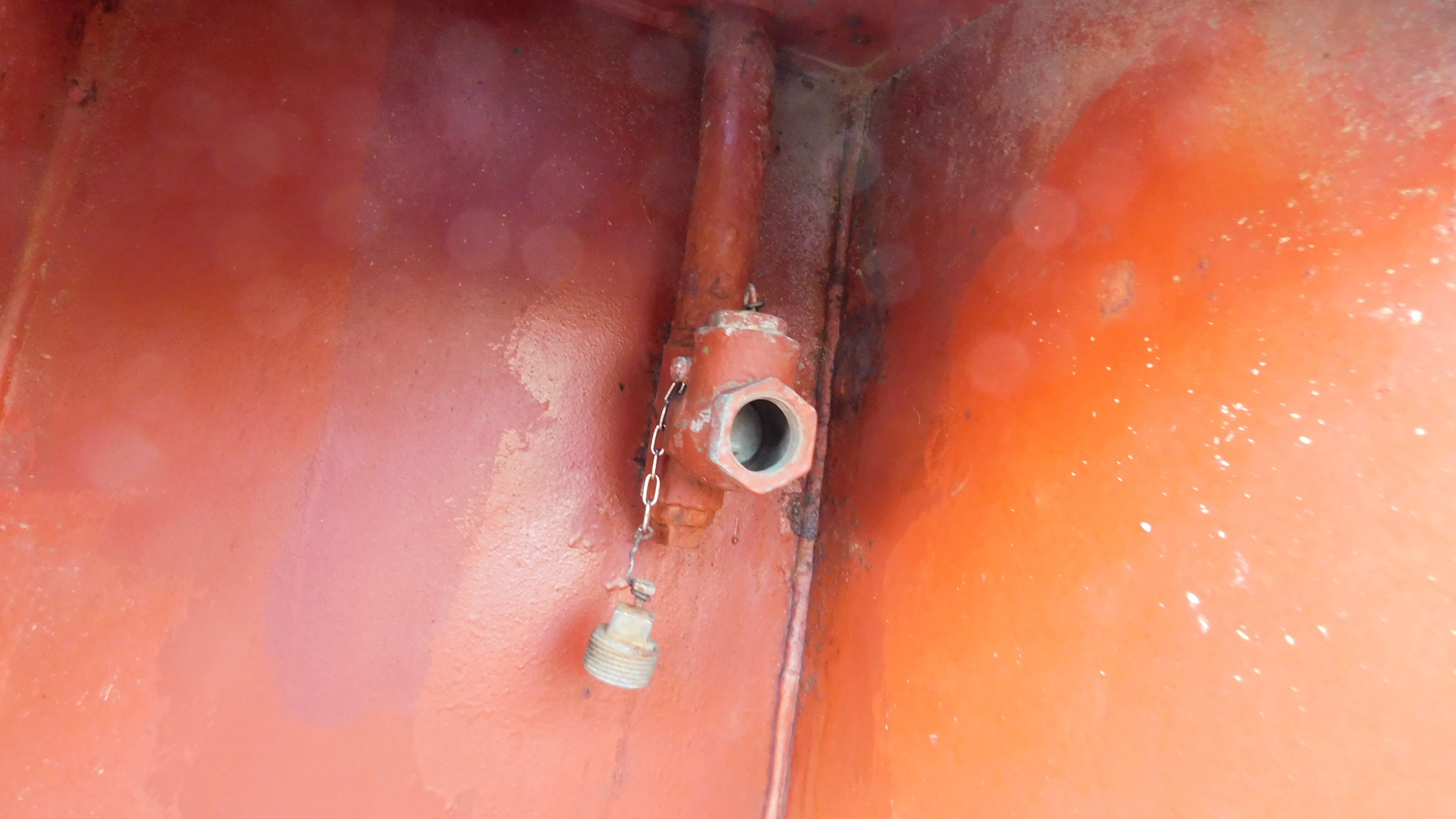 Drain pipe with valve