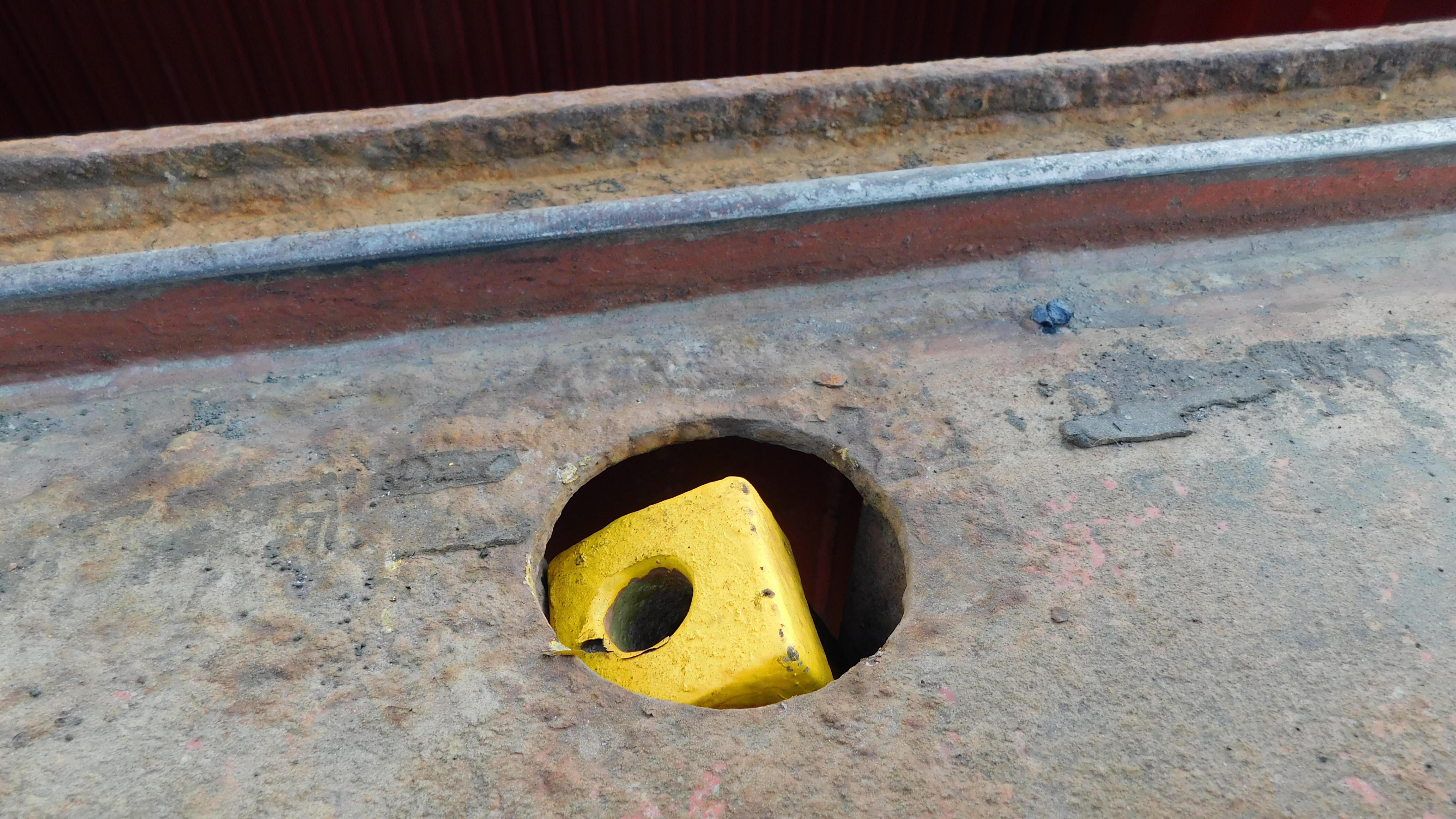 Coaming table opening for quick acting cleat
