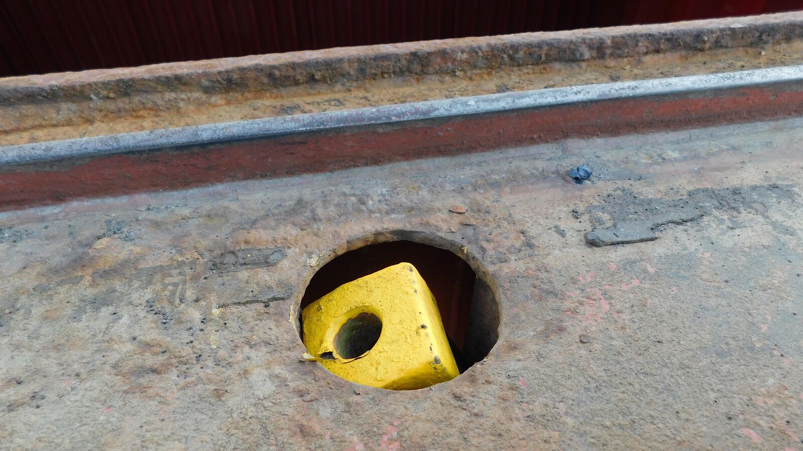 Coaming table opening for quick acting cleat