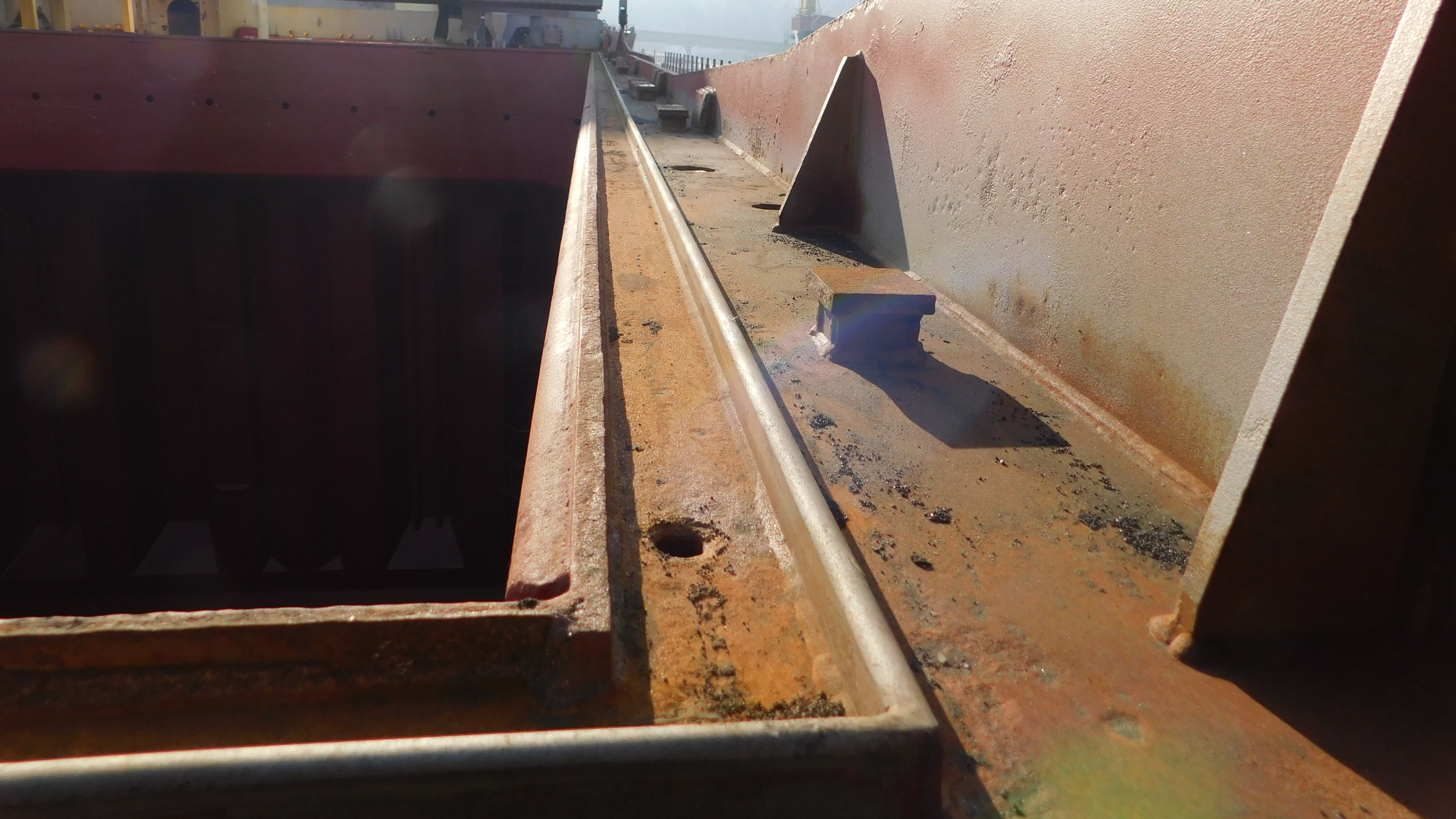 Hatch cover. Coaming table with compression bar and drain channel