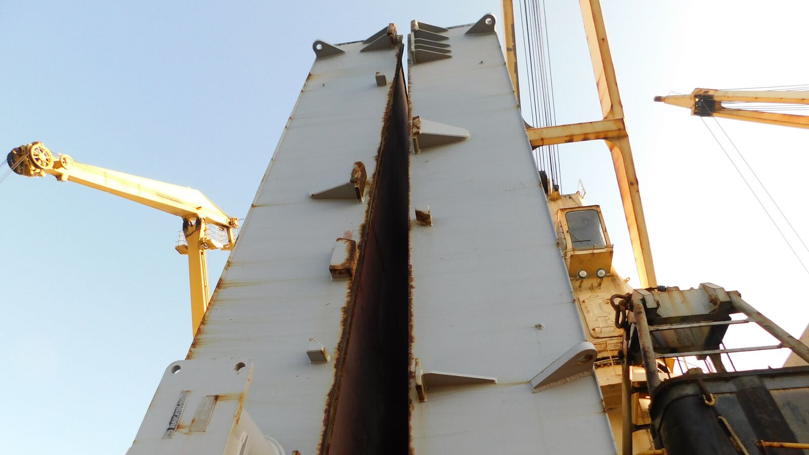 Hatch Cover of a folding type, panel sides